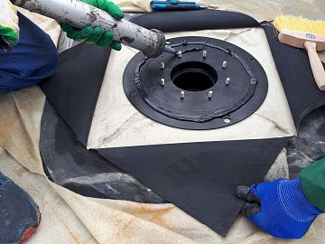 Нанесение герметика Манодил Бонд Ф на лоток